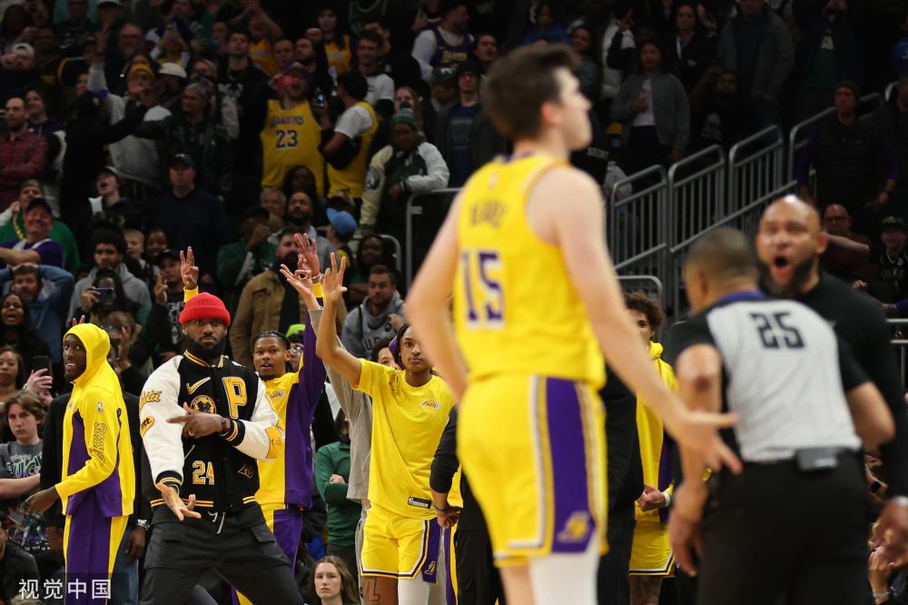 赛后球员们 赛后球员们