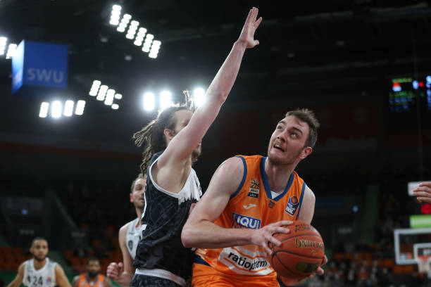 在竞技及商 在竞技及商